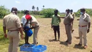 கொரோனா வந்தா எங்களுக்கென்ன.. 3 வேளையும் சாராயம் வேணும்.. குடிமகன்கள் அட்டகாசம்! 