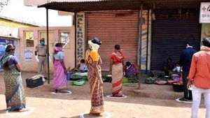 ஊரடங்கு முடிந்தாலும் அடுத்த 12 மாதங்களுக்கு சமூக விலகல் கட்டாயம்.. நிபுணர்கள் எச்சரிக்கை 