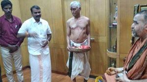 காஞ்சி சங்கராச்சாரியார் விஜயேந்திர சுவாமியுடன் தமிழக பாஜக தலைவர் முருகன் சந்திப்பு 