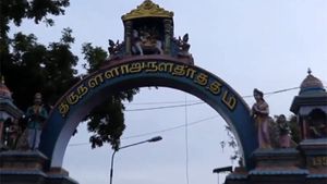 கொரோனா வைரஸ் பாதிப்பு எதிரொலி.. திருநள்ளாறு நளன் குளம் 30 நாட்களுக்கு மூடல் 