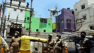 திருச்சி மக்களே.. போலீஸ் இல்லைன்னு வீட்டை விட்டு வெளியே வராதீங்க.. டிரோன் மூலம் கண்காணிக்குது போலீஸ்