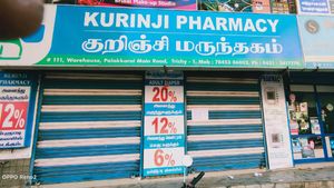ஹலோ யார்னா இருக்கீங்களா.. திருச்சியா இது... ரோடும் காலி.. கடைகளும் காலி 