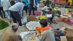 செம்ம.. ஒரே கல்லில் 2 மாங்காய்.. தேனி உழவர் சந்தையில் ரூ.150க்கு விற்கப்படும் 18 காய்கறி தொகுப்பு 