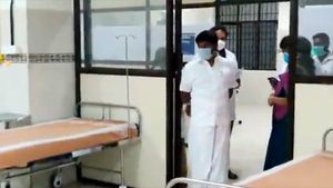  திருச்சி கொரோனா வார்டில் சிகிச்சை அளித்த மருத்துவருக்கு வைரஸ் அறிகுறிகள்! 