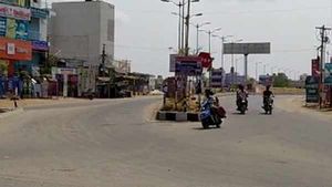 இளம்கன்று பயம் அறியாது என்பார்கள்..  அதற்காக கொரோனாவிலுமா.. வீட்டோட இருங்க பிள்ளைங்களா! 