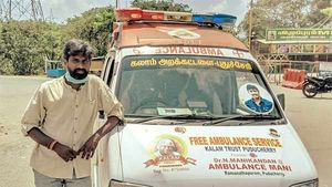 கலாம் வழியில் இலவச ஆம்புலன்ஸ் சேவை.. மாதந்தோறும் ரூ. 45,000 சொந்தப் பணத்தில்.. அசத்தல் இளைஞர்! 