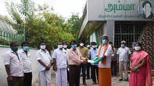 திருச்சி அம்மா உணவகங்களில் அவித்த முட்டையுடன் 3 வேளையும் இலவச உணவு..  அமைச்சர் சிறப்பு பேட்டி 