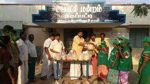 ஏழை எளிய மக்களுக்கு அத்தியாவசிய பொருட்கள்... களத்திற்கு வந்த அமமுக நிர்வாகிகள் 