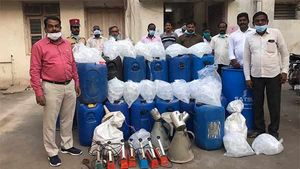லாக்டவுனில் தாராள சேவை.. புதுச்சேரியில் வீட்டின் கொல்லைப்புறத்தில் கள்ளச்சாராயம் காய்ச்சிய கும்பல் 