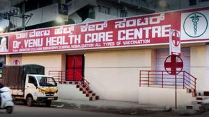 ஆஸ்பத்திரிக்குள் நர்சுகளுடன் பதுங்கியிருந்த டாக்டர்.. கதவை உடைத்து நுழைந்த போலீஸ்.. காரணம் தெரியுமா?