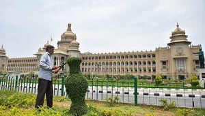 கொரோனா: பச்சை மண்டலங்களில் லாக்டவுன் கட்டுப்பாடுகளை தளர்த்தியது கர்நாடகா- ஷாப்பிங் மால்கள் தவிர! 