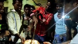 ஊரடங்கிலும் அடங்காத புள்ளிங்கோ.. பட்டா கத்தியில் கேக் வெட்டி.. பிறந்தநாள் கொண்டாட்டம்! 