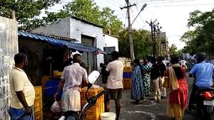 என்னதான் கத்தினாலும்.. திருப்பூரில் இறைச்சி கடைகளில் குவிந்த மக்கள்-  துளி அச்சமும் இல்லை! 