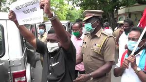 ஊரடங்கை மீறி புதுச்சேரியில் போராட்டம்.. காங். கூட்டணிக் கட்சிகளால் பரபரப்பு.. வலுக்கட்டாயமாக கைது! 