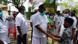 கொரோனா:  மதுரை அருகே குண்ணத்தூரில்.. உண்டியல் பணத்தை முதல்வர் நிதிக்கு கொடுத்த  மாணவன்!