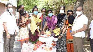  திருச்சியில் திருநங்கைகளுக்கு...  திண்டுக்கல்லில் பிறமாநில தொழிலாளர்களுக்கு உணவுப் பொருள்கள்
