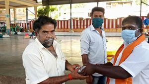 கொரோனா.. தேனியில் களமிறங்கிய பல்வேறு அமைப்புகள்.. மக்களுக்கு தொடர் உதவி! 
