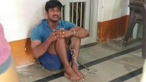 சிஆர்பிஎப் கமாண்டோ வீரருக்கே இந்த கதி.. காலில் சங்கிலி கட்டி இழுத்து சென்ற போலீஸ்.. காரணத்தை பாருங்க