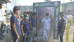 தமிழகத்தில் முதல் முறையாக.. திருப்பூர் காய்கறி சந்தையில் வித்தியாசமான கிருமிநாசினி சுரங்கம் 