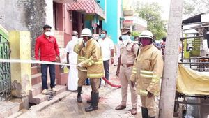 திருப்பரங்குன்றம் பகுதியில் தீயணைப்பு வாகனம் மூலம் கிருமிநாசினி தெளிப்பு-ஏற்பாடு செய்த திமுக எம்எல்ஏ