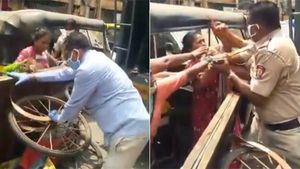அந்த ஒரு நொடி.. வந்ததே கோபம்.. அதிகாரிக்கு அடி, பெண் போலீஸ் முகத்தில் குத்து.. தாய்குலத்தின் ஆவேசம்