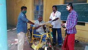 ஏழை மாணவர்களின் குடும்பங்களுக்கு உதவிக்கரம் நீட்டும் அரசு கல்லூரி பேராசிரியர்கள்! 