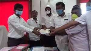 ஒசூர் அம்மா உணவகங்களில், உணவுக்கான முழு செலவை ஏற்றது அதிமுக.. முதல்கட்டமாக ரூ.5 லட்சம் நிதி 