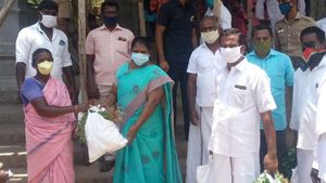 திருச்சி ஸ்ரீரங்கம் தொகுதியில் நிவாரண பொருட்கள் அளித்த அமைச்சர் வளர்மதி..! 