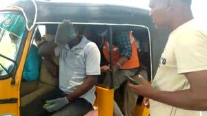 கொரோனா ஊரடங்கு.. மக்களிடம் அத்துமீறும் 