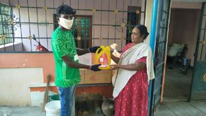 கரூரில் அத்தியாவசிய பொருட்கள் டோர்டெலிவரி- அசத்தும் அமைச்சர் எம்.ஆர்.விஜயபாஸ்கரின் எம்ஆர்வி. டிரஸ்ட்