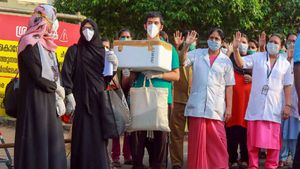நாளை முதல் மெல்ல இயல்பு நிலைக்கு திரும்பும் கேரளா.. கொரோனாவிலிருந்து 90 சதவீதம் மீண்ட அதிசயம் 