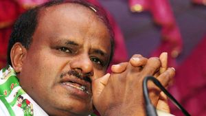 பாஜக தொடங்கப்பட்ட நாளை தேசமுமே கொண்டாட நிர்பந்திக்கிறார் பிரதமர் மோடி: குமாரசாமி பாய்ச்சல் 