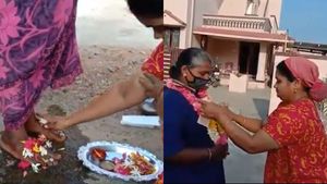 ஆஹா.. நம்ம மக்களிடம் இப்படி ஒரு மாற்றமா.. தூய்மை பணியாளரை நெகிழ வைத்த பல்லடம் பெண்கள் 