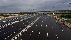 கன்னியாகுமரி டூ ராஜஸ்தான் - 2,580 கி.மீ..  டூ வீலர் வாங்கி குடும்பத்துடன் புறப்பட்ட தொழிலாளர்கள் 
