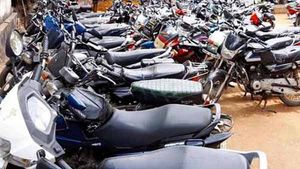 ஊரடங்கு மீறல்: மணப்பாறை போலீஸ் ஸ்டேஷனில் நிரம்பி வழியும் பைக்குகள்.. போலீசார் அதிரடி! 