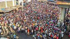 லாக்டவுனுக்கு எதிரான பிற மாநில தொழிலாளர் போராட்டம்- மும்பையில் பத்திரிகையாளர் ராகுல் குல்கர்னி கைது 