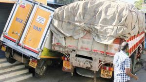 அரிசி லாரி டிரைவர் ஓடும் வண்டியிலேயே நெஞ்சுவலியால் உயிரிழப்பு.. திருச்சியில் நிகழ்ந்த விபத்து 