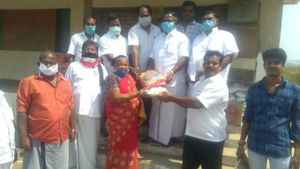 நரிக்குறவர் இன மக்களுக்கு சொந்த பணத்தில் அரிசி, பருப்பு வழங்கிய அதிமுக முன்னாள் எம்.பி. மருதராஜா 