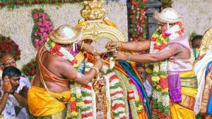 அக்னியில் உதித்த மதுரை மீனாட்சிக்கு சுந்தரேஸ்வரருடன் திருக்கல்யாணம்  - புது தாலி மாற்ற நல்ல நேரம்