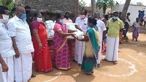 ஸ்ரீரங்கத்தில் ஏழைகளுக்கு தலா 5 கிலோ அரிசியை வழங்கிய  அமைச்சர் வளர்மதி 