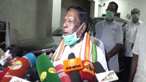 விளக்கேற்றுவதால் பயனில்லை.. மக்களுக்கு தேவையானதை செய்யுங்க மோடி.. நாராயணசாமி 