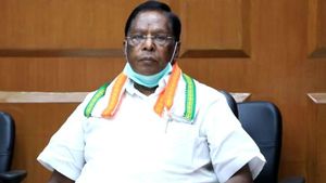 மாஸ்க் அணியாவிட்டால் ரூ.100 அபராதம்.. டூவீலரில் ஒருவருக்கு மட்டுமே அனுமதி.. நாராயணசாமி அதிரடி 
