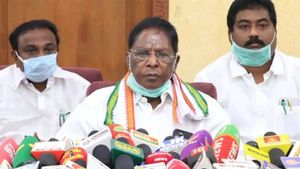 ஓவரா பன்றீங்க மக்களே.. இனி பாதி நேரம்தான் கடை திறந்திருக்கும்.. நாராயணசாமி அதிரடி! 