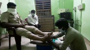 போலீசின் வலி போக்கும் வாலிபர்.. இலவசமாக பாத அழுத்த சிகிச்சை.. புதுச்சேரியில்! 