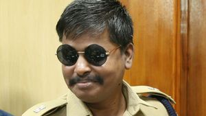 கொரோனா- பாதுகாப்பு பணியில் இருந்த பெண் போலீசிடம் சில்மிஷம்- புதுவை எஸ்.பி. அதிரடி சஸ்பெண்ட் 