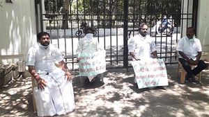  எல்லாருக்கும் அரிசி..  சட்டசபை கதவை பூட்டி எதிர்கட்சி எம்எல்ஏக்கள் தர்ணா.. புதுச்சேரியில் பரபரப்பு