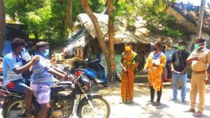 போலீசாருடன் இணைந்து கொரோனாவை விரட்டும் திருநங்கைகள்..! 