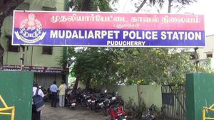 கொரோனாவிலும் கொடிகட்டி பறக்கும் விபச்சாரம்.. இளம்பெண் மீட்பு..  2 பேர் கைது! 