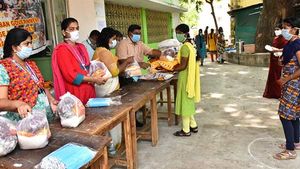ஏழை மாணவிகளுக்கு உதவி கரம் நீட்டும் முன்னாள் மாணவிகள்.. தழைக்கும் மனித நேயம்! 