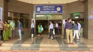 ஆன்லைன் மூலம் பாடம் நடத்தும் ஆசிரியர்கள்.. கட் அடிக்க முடியாது.. அட்டன்டென்ஸ் உண்டு! 